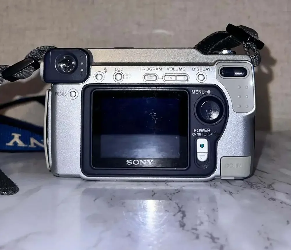 Sony Cyber-shot DSC-S70 3.3MP Digital Camera with 64MB Memory Stick & Battery